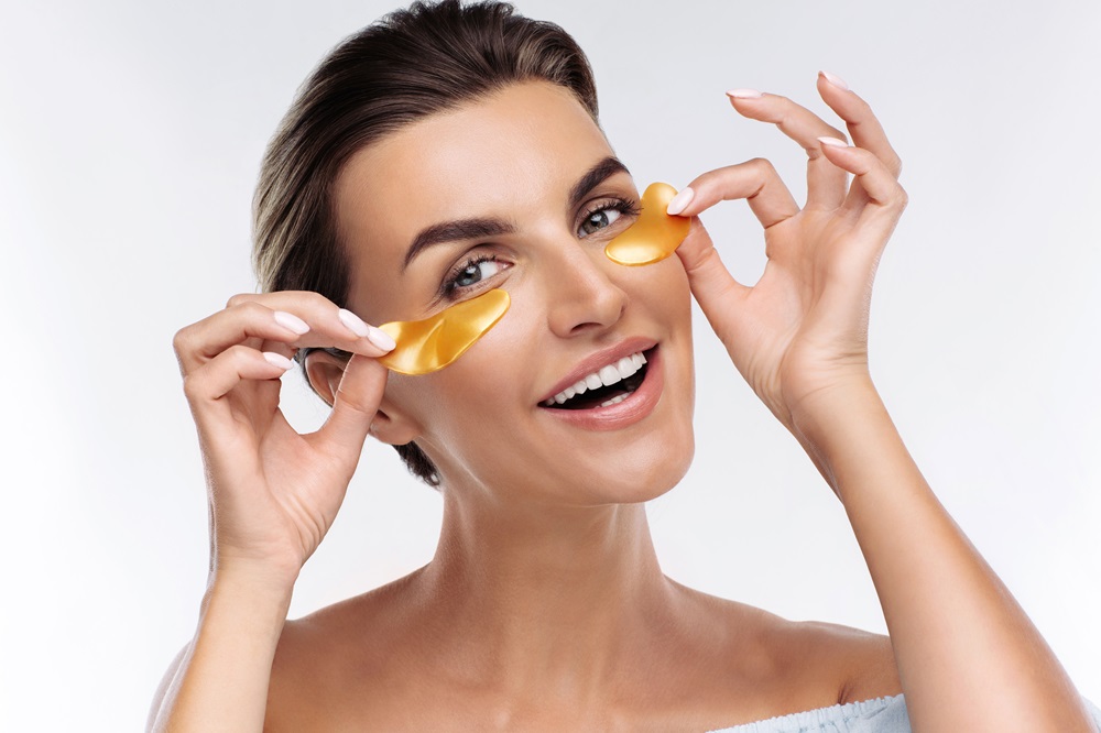 Jak pozbyć się cieni pod oczami? Skuteczne metody rozjaśniania skóry wokół oczu